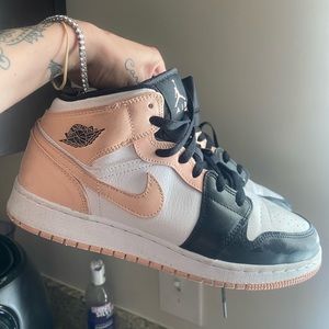 CRIMSON JORDAN SIZE 9 WOMENS 🔥